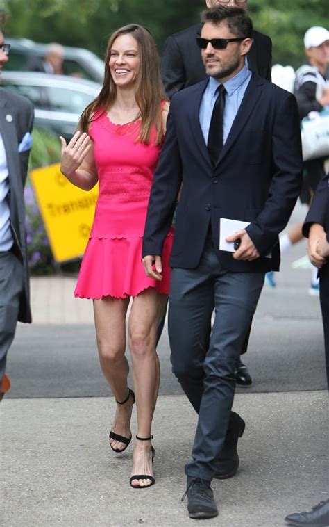 Hilary Swank Marries Boyfriend Philip Schneider .